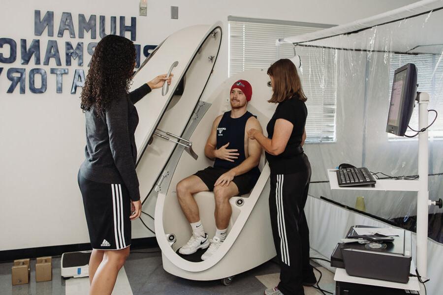 Students from the Human Performance and Sport major conduct laboratory tests.